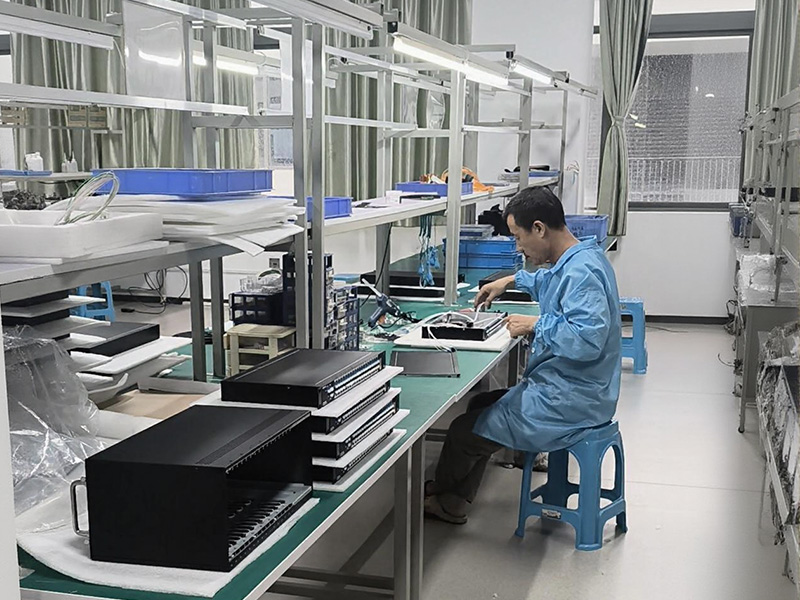 ¡El gerente general Gao visita la fábrica de FiberWDM! Vea en vivo el proceso de producción sin polvo y las pruebas del producto terminado.